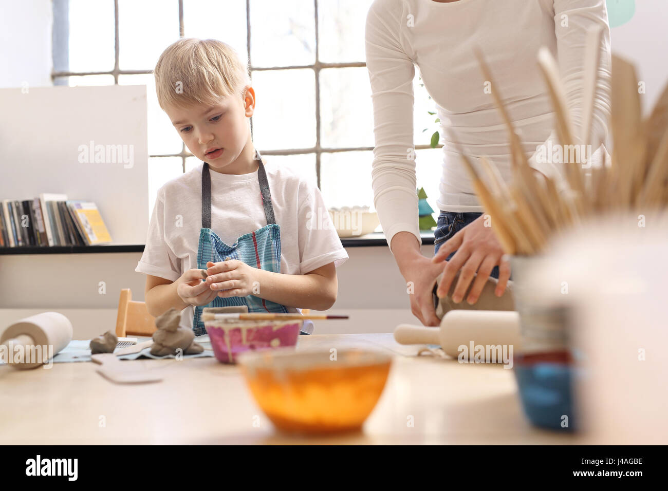 Attività extrascolastiche, ceramiche. Le classi di animazione per i bambini, ceramica e argilla Foto Stock