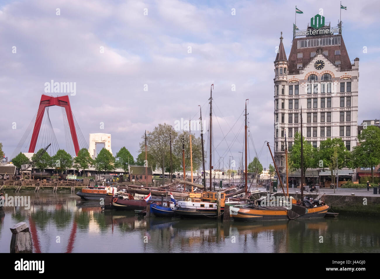 La Casa Bianca e la costruzione di imbarcazioni ormeggiate nella storica zona del porto vecchio di Oude Haven, Rotterdam, Paesi Bassi, con Willemsbrug in background. Foto Stock