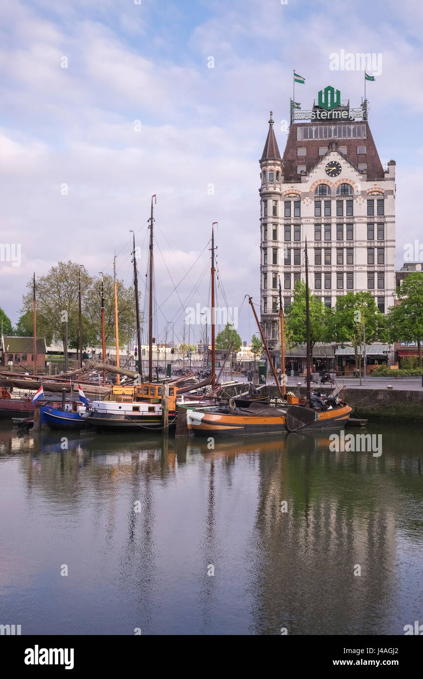 La Casa Bianca e la costruzione di imbarcazioni ormeggiate nella storica zona del porto vecchio di Oude Haven, Rotterdam, Paesi Bassi Foto Stock