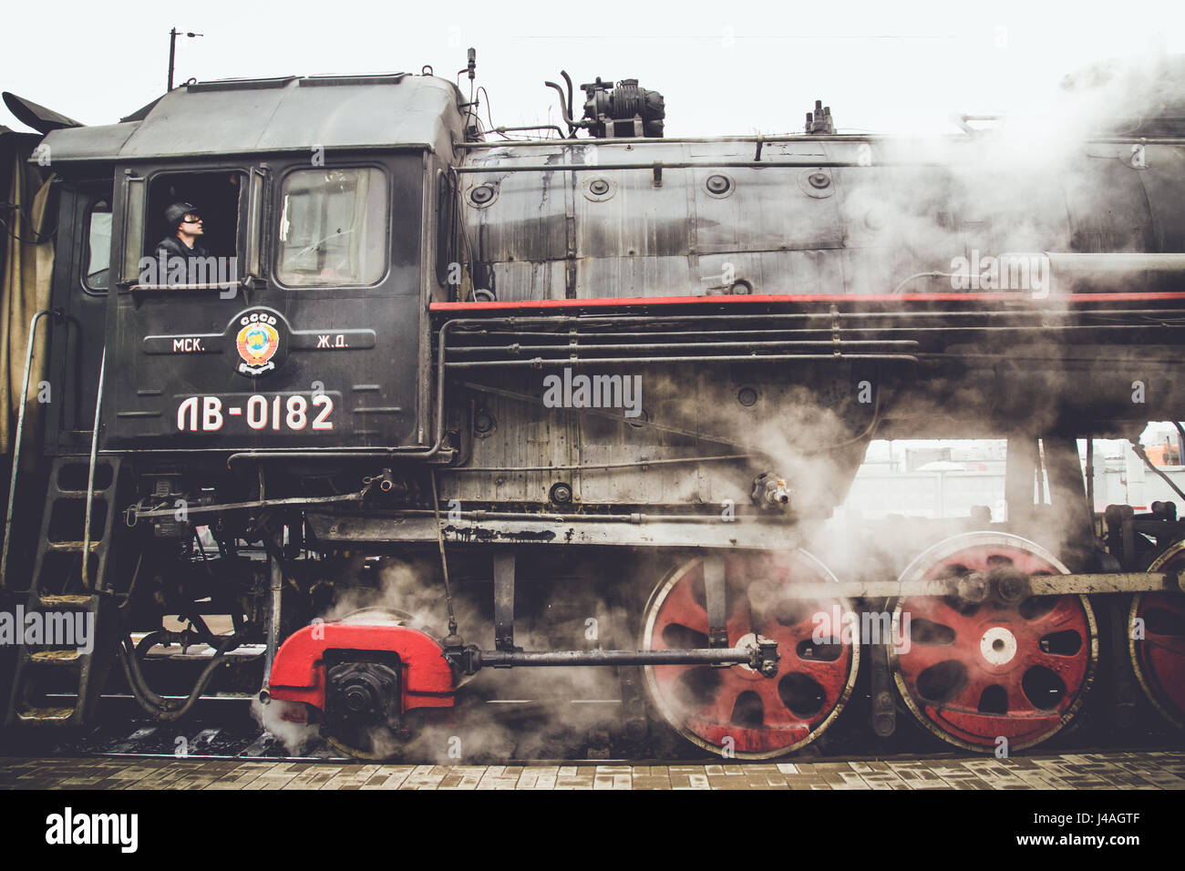 Mosca, Russia - 04 Aprile 2015: il conducente nella cabina della vecchia locomotiva. Retro Foto Stock