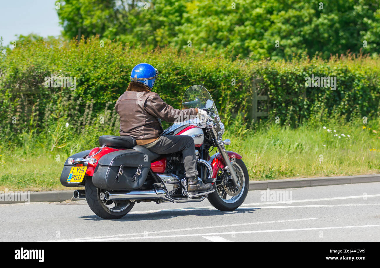 Triumph Thunderbird Commander motociclo dotato di bisacce in pelle. Uomo in sella a una moto Triumph dotato di schermo touring. Foto Stock