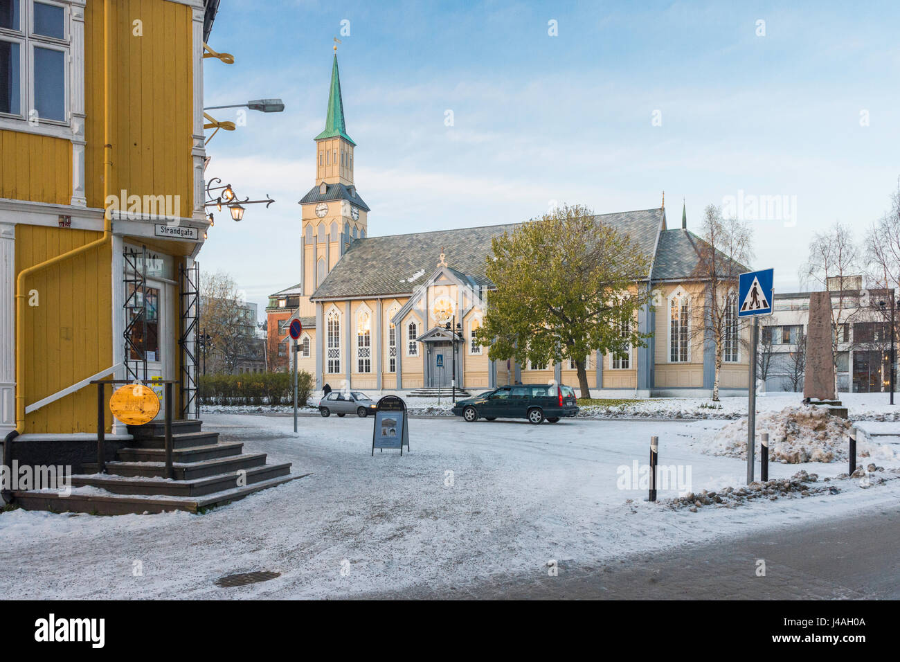 Tromsø Cattedrale (1861), in Gothic Revival stile, è l'unica cattedrale di legno in Norvegia. Foto Stock