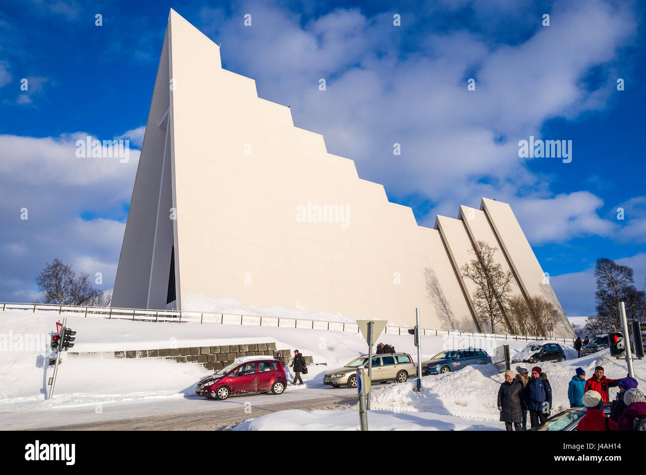 Il 'Cattedrale Artica" o Tromsdalen chiesa, un punto di riferimento di Tromsø, Norvegia settentrionale, è stata completata nel 1965. Foto Stock