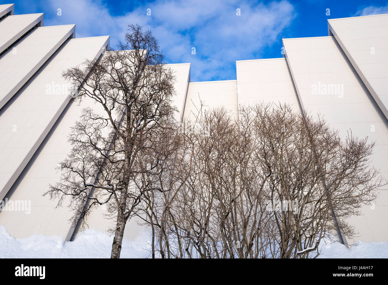 Il 'Cattedrale Artica" o Tromsdalen chiesa, un punto di riferimento di Tromsø, Norvegia settentrionale, è stata completata nel 1965. Foto Stock