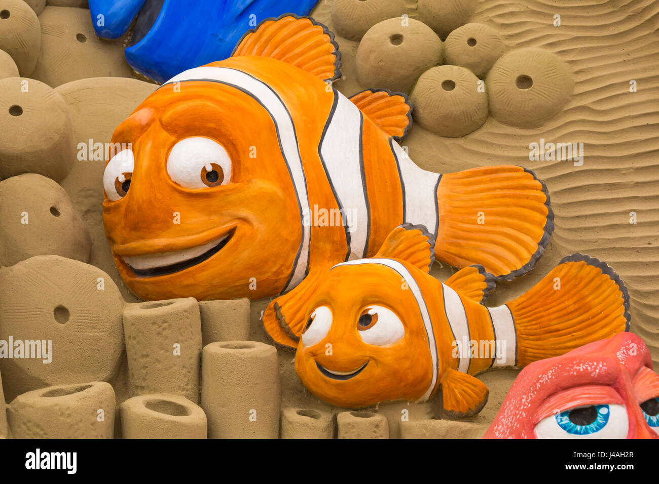 Trovare Nemo e trovare la scultura di sabbia di Dory dagli scultori Rachel Stubbs & Mark Anderson, una delle sculture di sabbia a Sandworld, Weymouth, Dorset UK Foto Stock