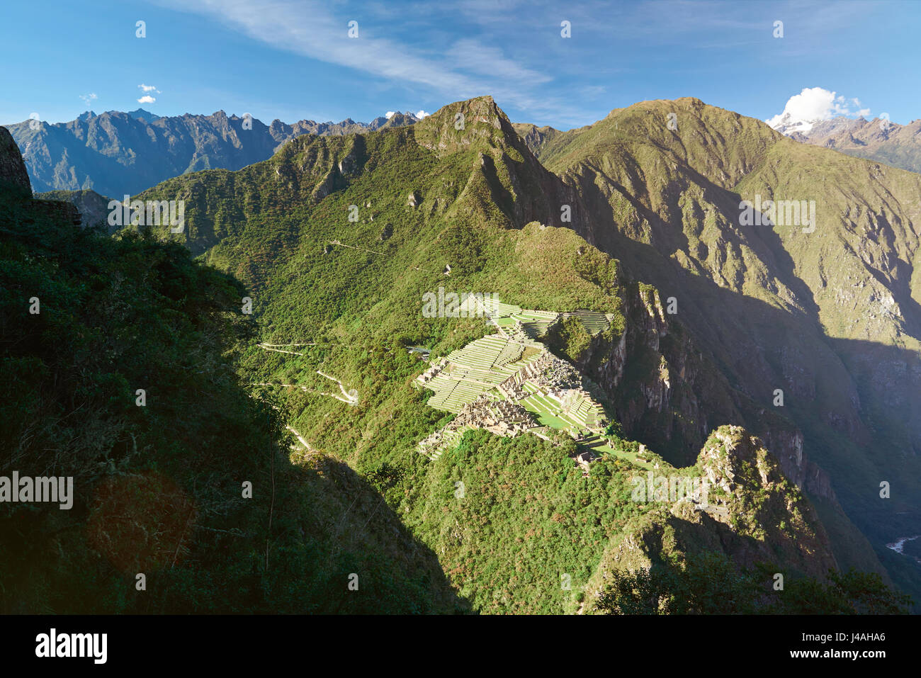 Machu Picchu landmark su soleggiate luce intensa giornata. Panorama di Machu Picchu Foto Stock