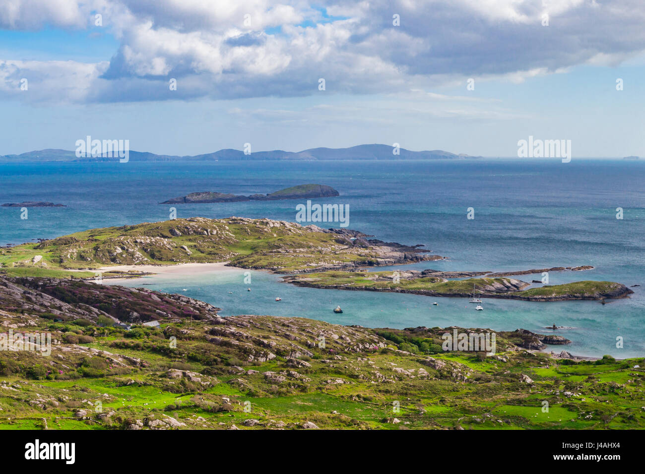 Vista panoramica sulla baia di Bealtra e Abbazia isola sulla costa sud della penisola di Iveragh, villaggi vicini e Il Derrynane Caherdaniel, nella contea di Kerry, Irlanda Foto Stock