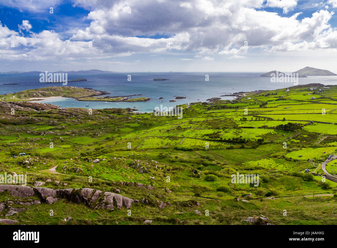 Vista panoramica su Bealtra Bay sulla costa sud della penisola di Iveragh, villaggi vicini e Il Derrynane Caherdaniel, nella contea di Kerry, Irlanda Foto Stock