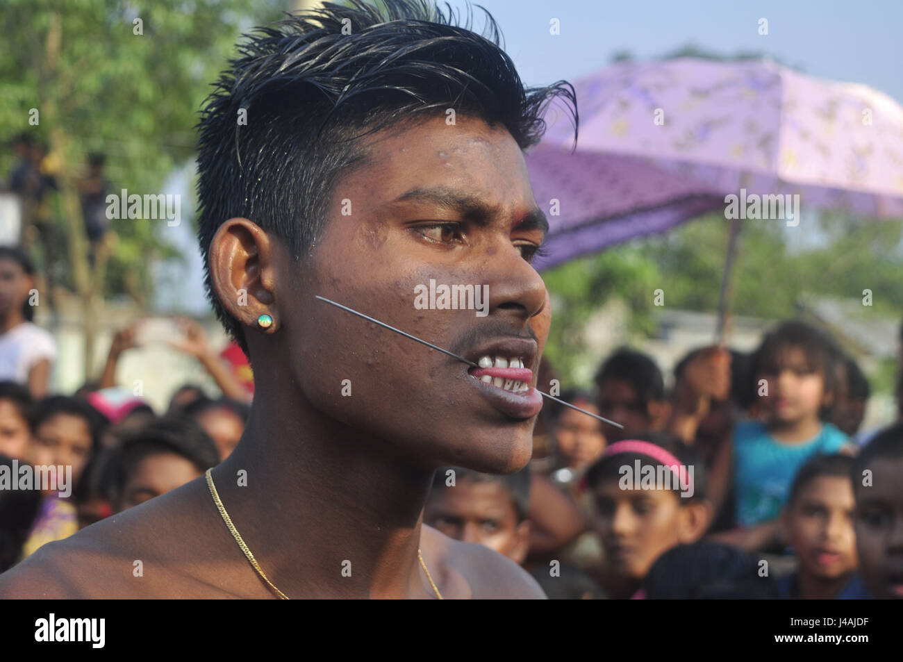 Abhisek Saha / Le Pictorium - Il Festival di Charak è celebrato nelle aree rurali di Tripura in India - 14/04/2017 - India / Tripura / Agartala - INDIA,TRIPURA-aprile 14:un sacerdote inserti ago nella sua bocca come una parte del festival Charak nella periferia di Agartala, capitale del nord-est stato di Tripura. Come ogni anno il Festival di Charak è celebrato nelle aree rurali di Tripura l'ultimo giorno del calendario Bengali anno.Il festival che è dedicato alla divinità Indù di Shiva e Foto Stock