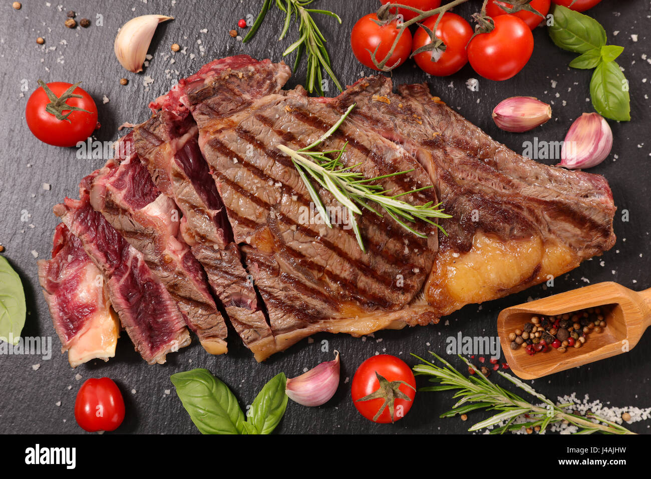 Barbecue grigliate di carni bovine con pomodoro e erbe aromatiche Foto Stock