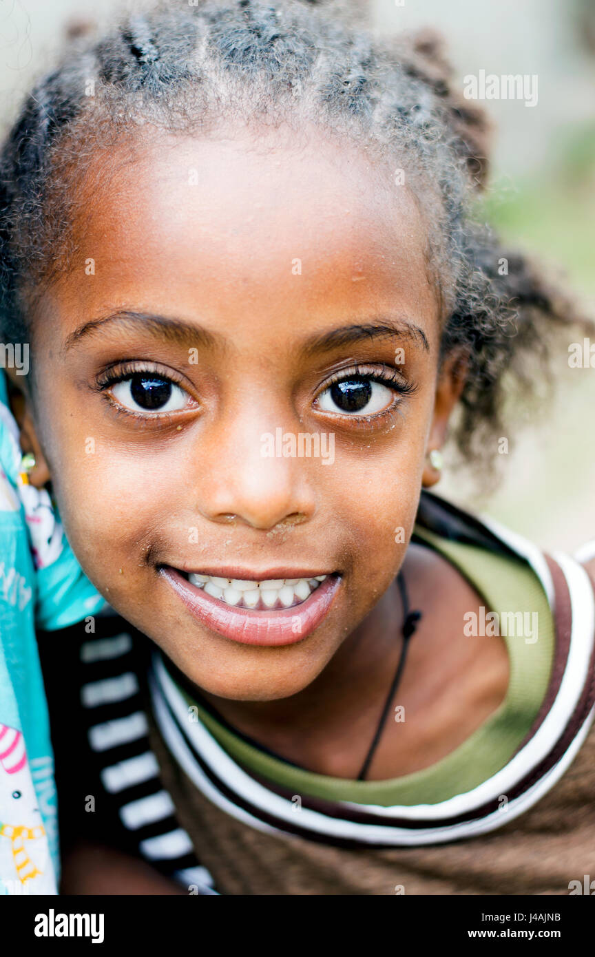 Piccola ragazza in baraccopoli zona posteriore della Piazza, Addis Abeba, Etiopia Foto Stock