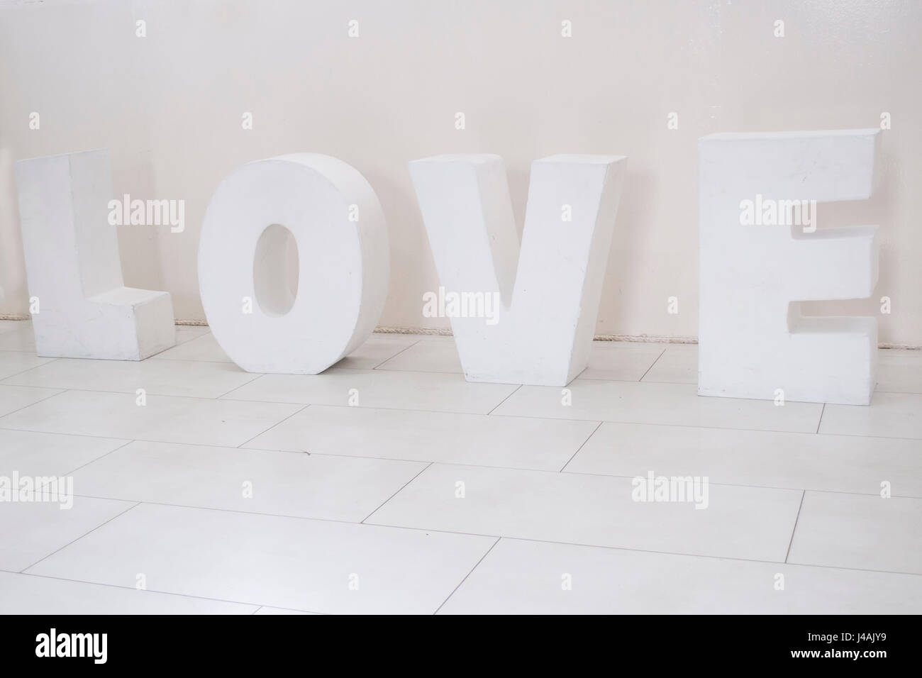 Lettera d'amore di un materiale solido bianco isolato su bianco Foto Stock