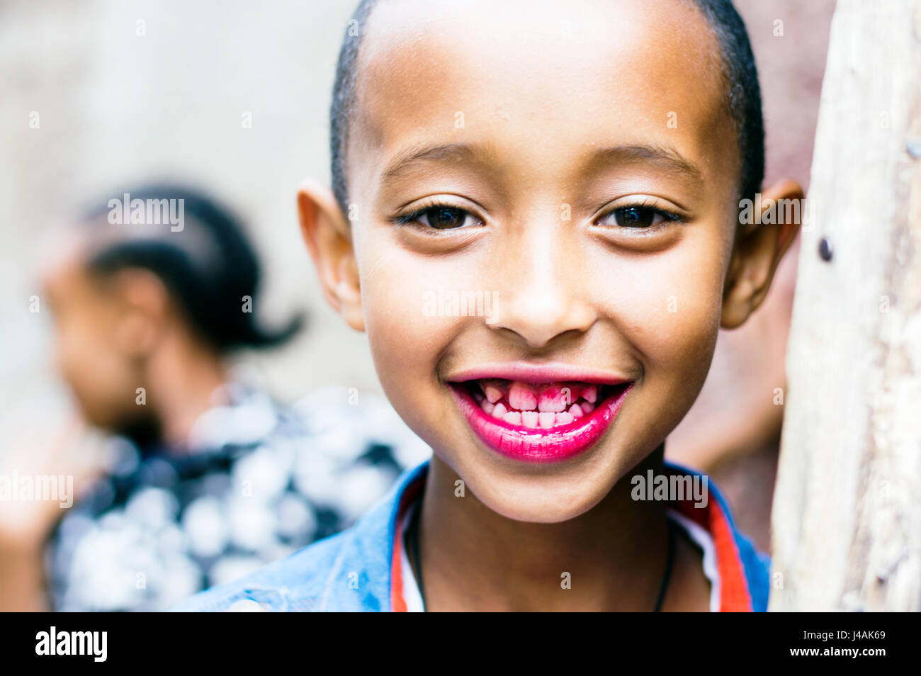 Piccola ragazza in baraccopoli zona posteriore della Piazza, Addis Abeba, Etiopia Foto Stock