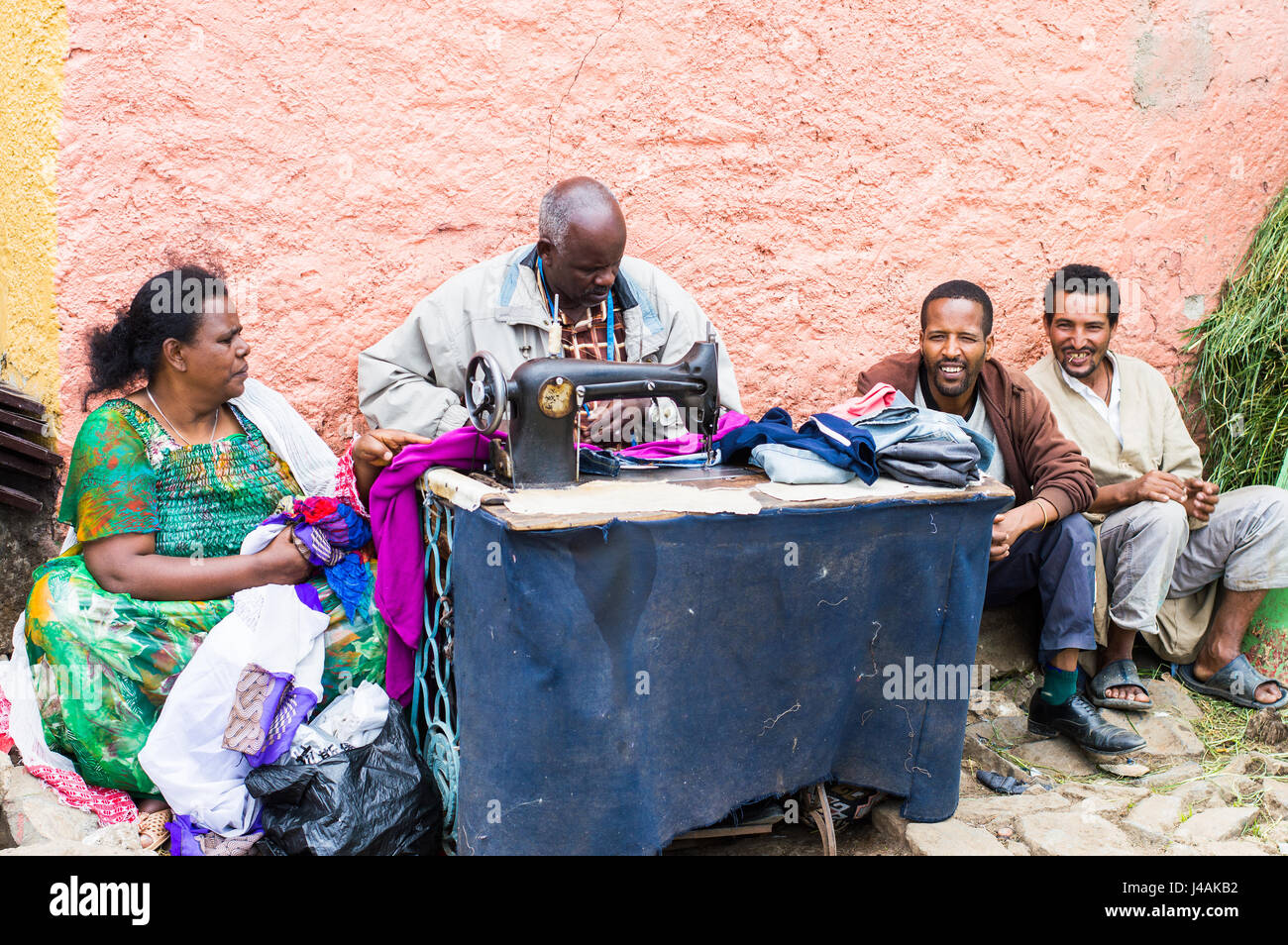 Macchinista su strada in baraccopoli zona posteriore della Piazza, Addis Abeba, Etiopia Foto Stock