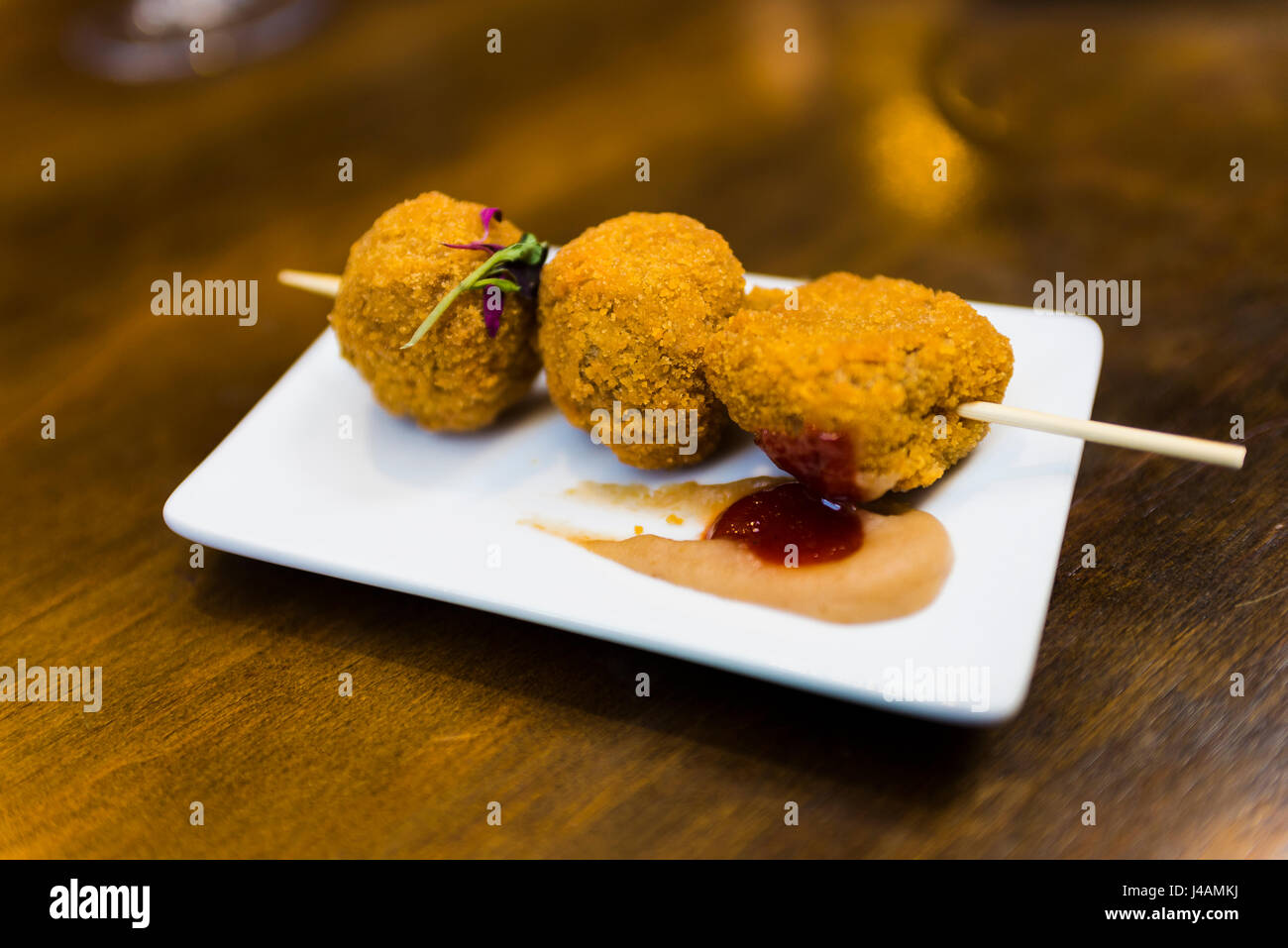 Crocchette di purè di patate con i funghi. Le tapas. Logroño, La Rioja, Spagna, Europa Foto Stock
