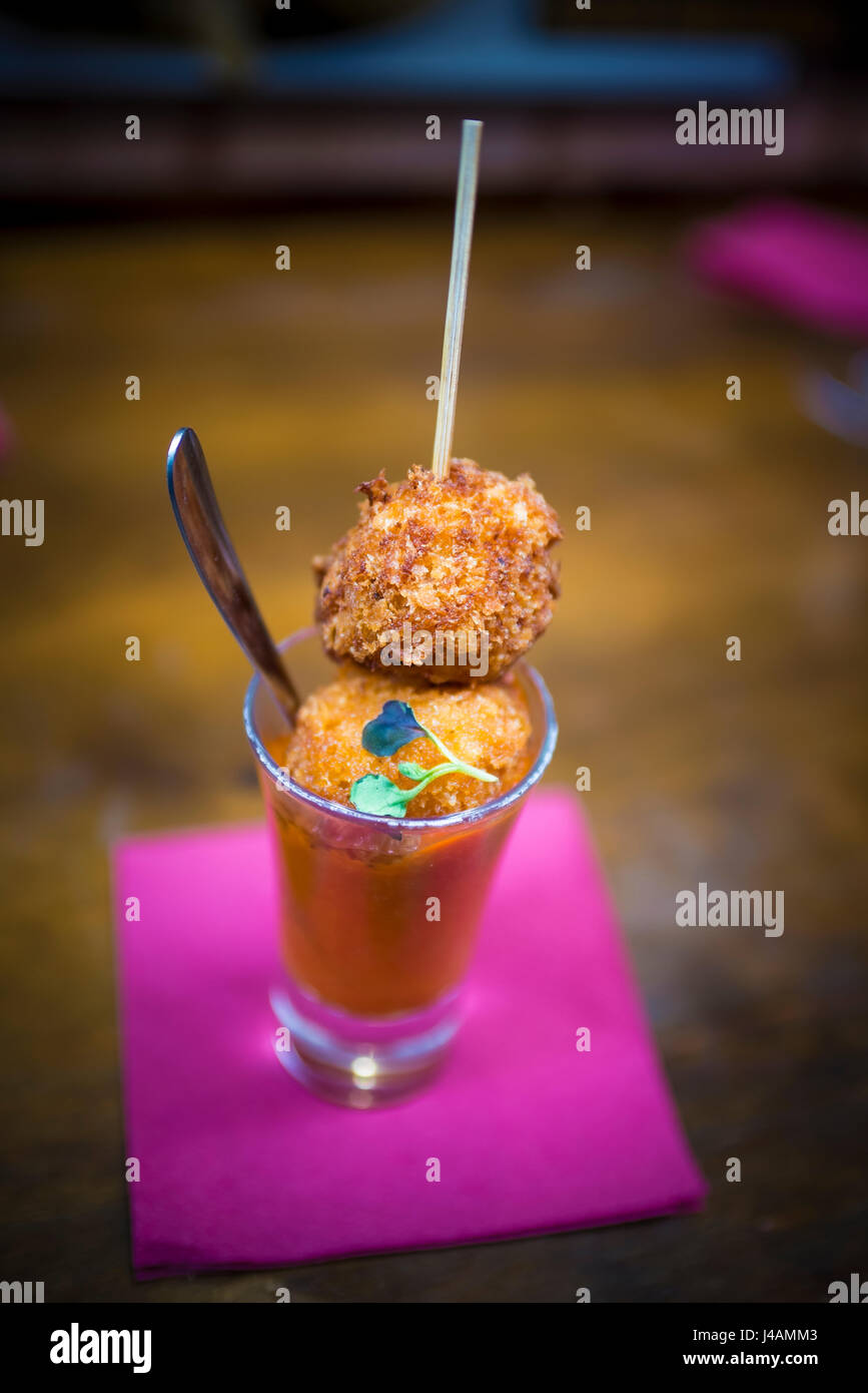 Interpretazione della ricetta di cucina regionale " patate a la riojana'. Le tapas. Logroño, La Rioja, Spagna, Europa Foto Stock