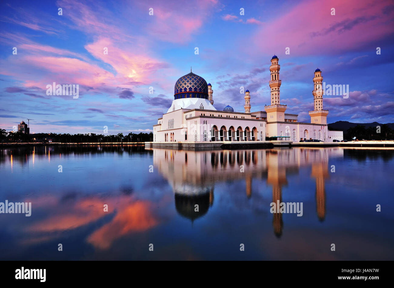 Sunset scenario della città di Kota Kinabalu moschea, Sabah Borneo Malese. Foto Stock