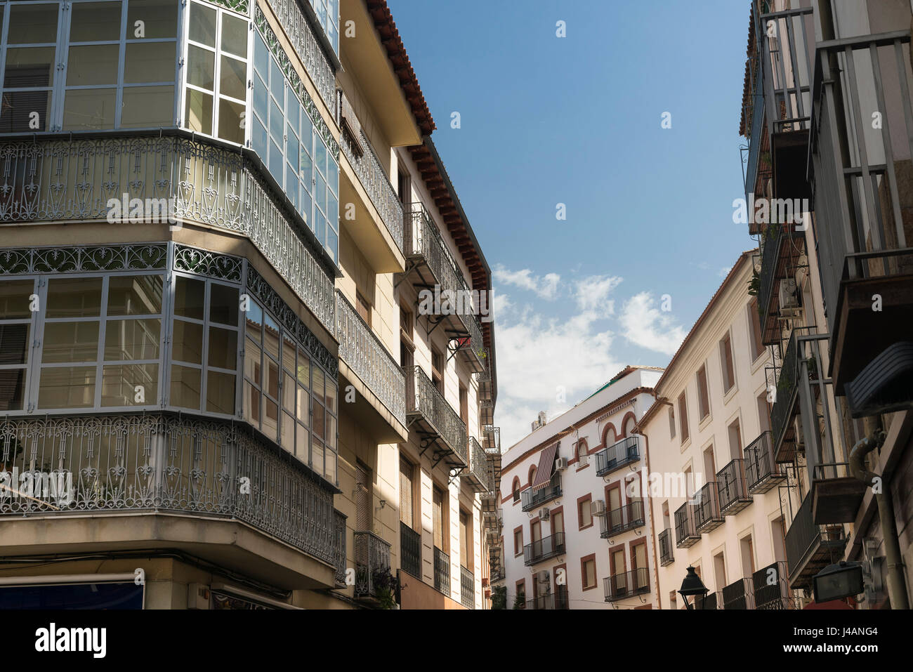 Jaen (Andalusia, Spagna): old street, edifici con verande tipica Foto Stock