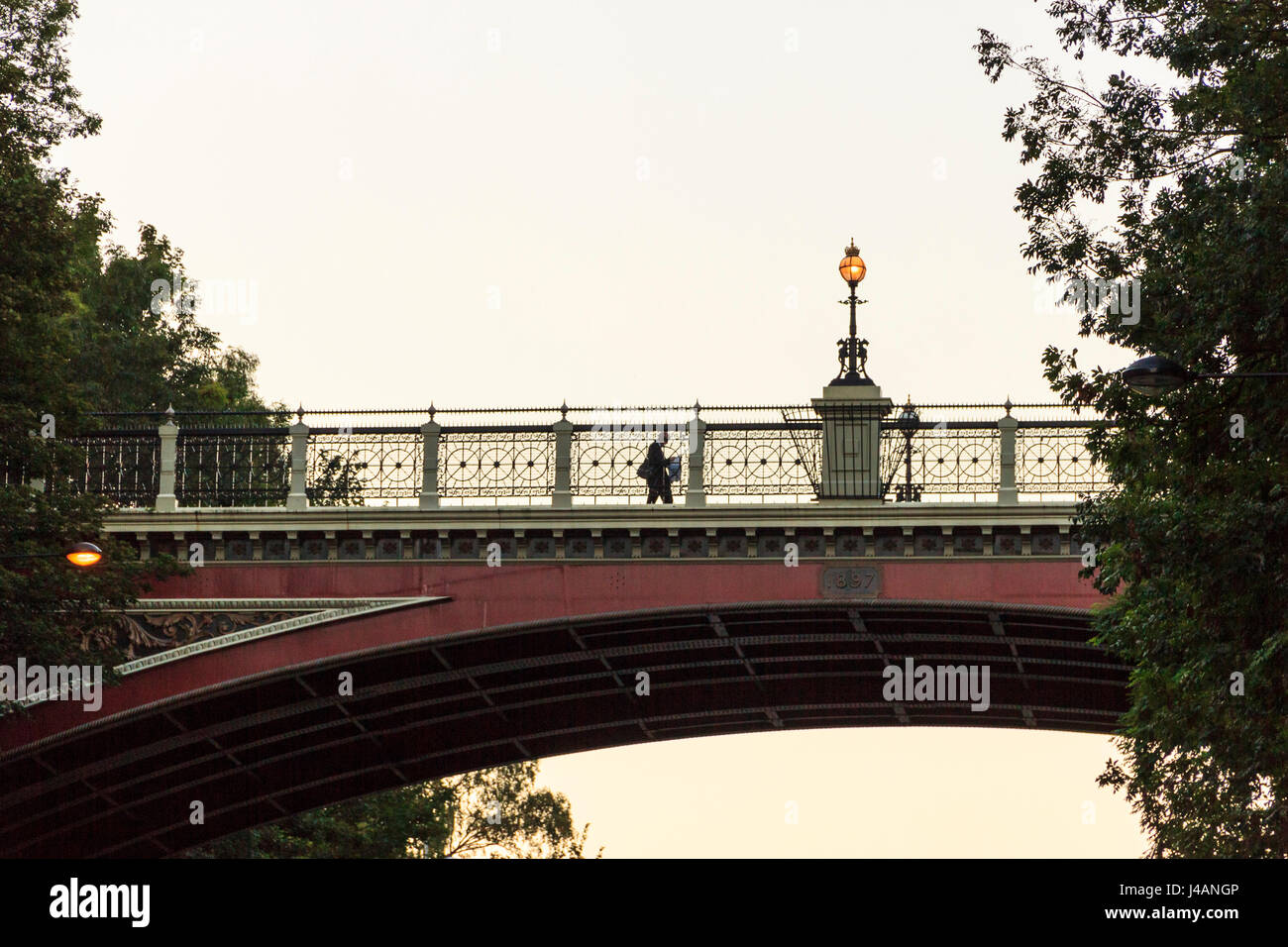 Singolo passaggio pedonale Hornsey Lane Bridge, Londra, Regno Unito, al tramonto, dal di sotto, il Victorian strada lampada accesa Foto Stock