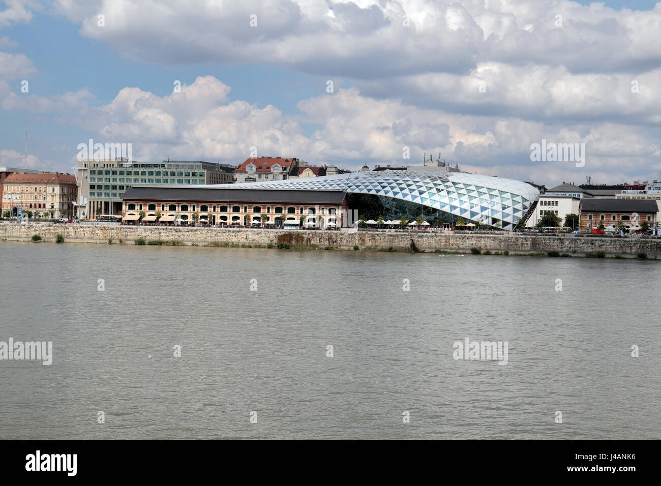 Il CET edificio (denominata in modo informale la balena o Balna edificio), un moderno shopping, culturali, e un centro di intrattenimento visto attraverso il Fiume Danubio Foto Stock