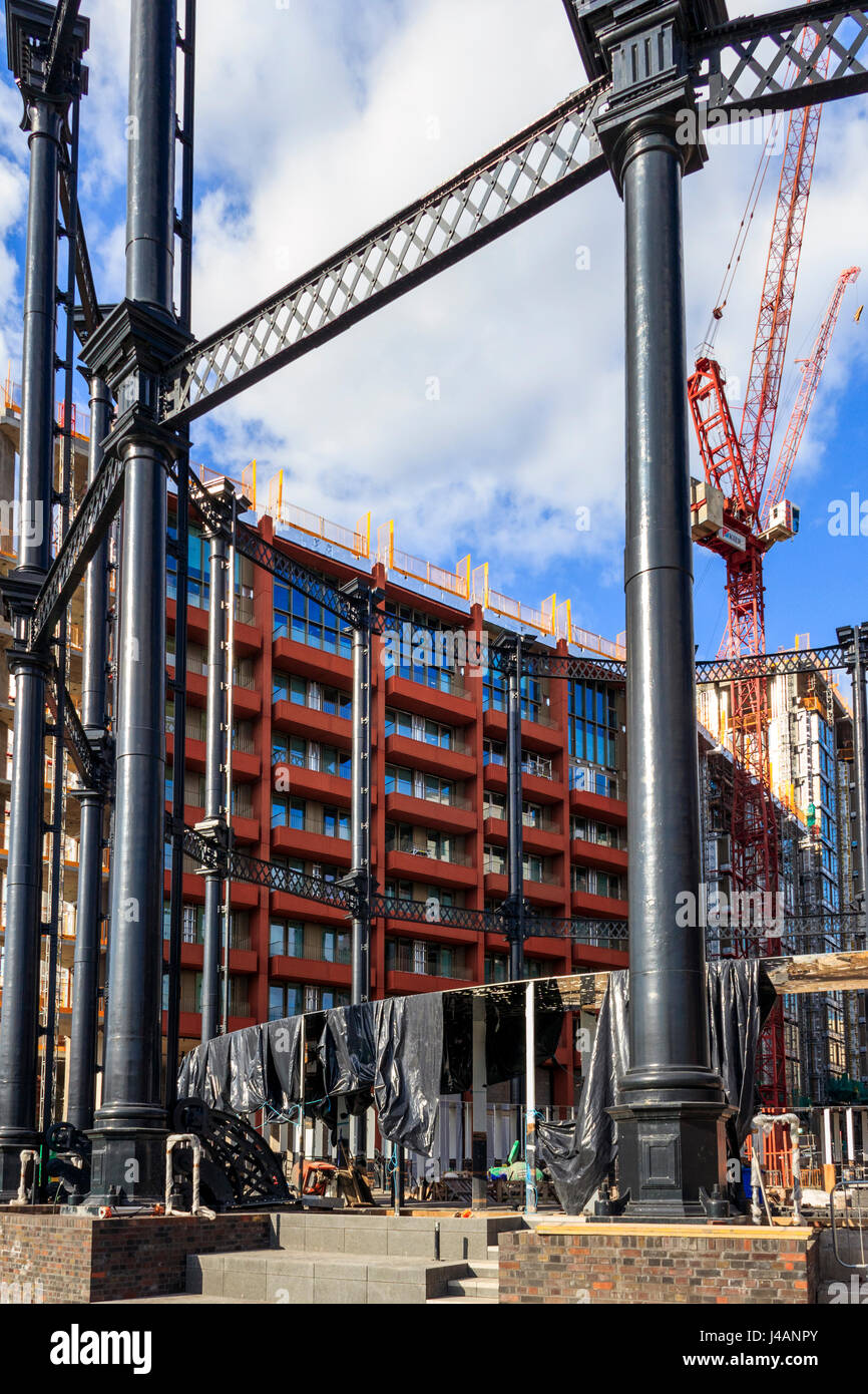 Reintegrato gasometri Vittoriano e la costruzione di blocchi di appartamenti nella riqualificazione di King's Cross, Londra, Regno Unito, 2015 Foto Stock