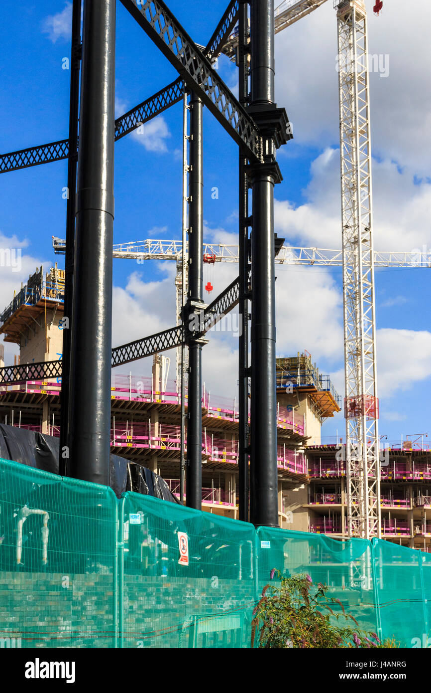 Reintegrato gasometri Vittoriano e la costruzione di blocchi di appartamenti nella riqualificazione di King's Cross, Londra, Regno Unito, 2015 Foto Stock