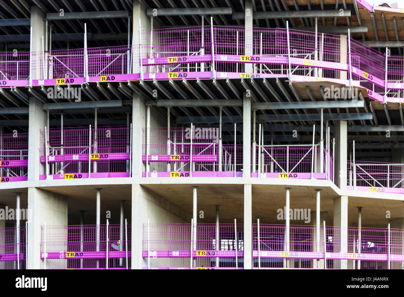 Rosa recinzioni di sicurezza sul sito della costruzione di blocchi di appartamenti nella riqualificazione di King's Cross, Londra, Regno Unito, 2015 Foto Stock