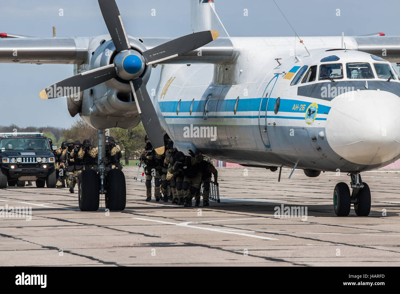 Regione di Kiev, Ucraina - 24 Aprile 2012: Speciale contro le forze terroristiche treno per salvare gli ostaggi dal piano catturato dai terroristi Foto Stock