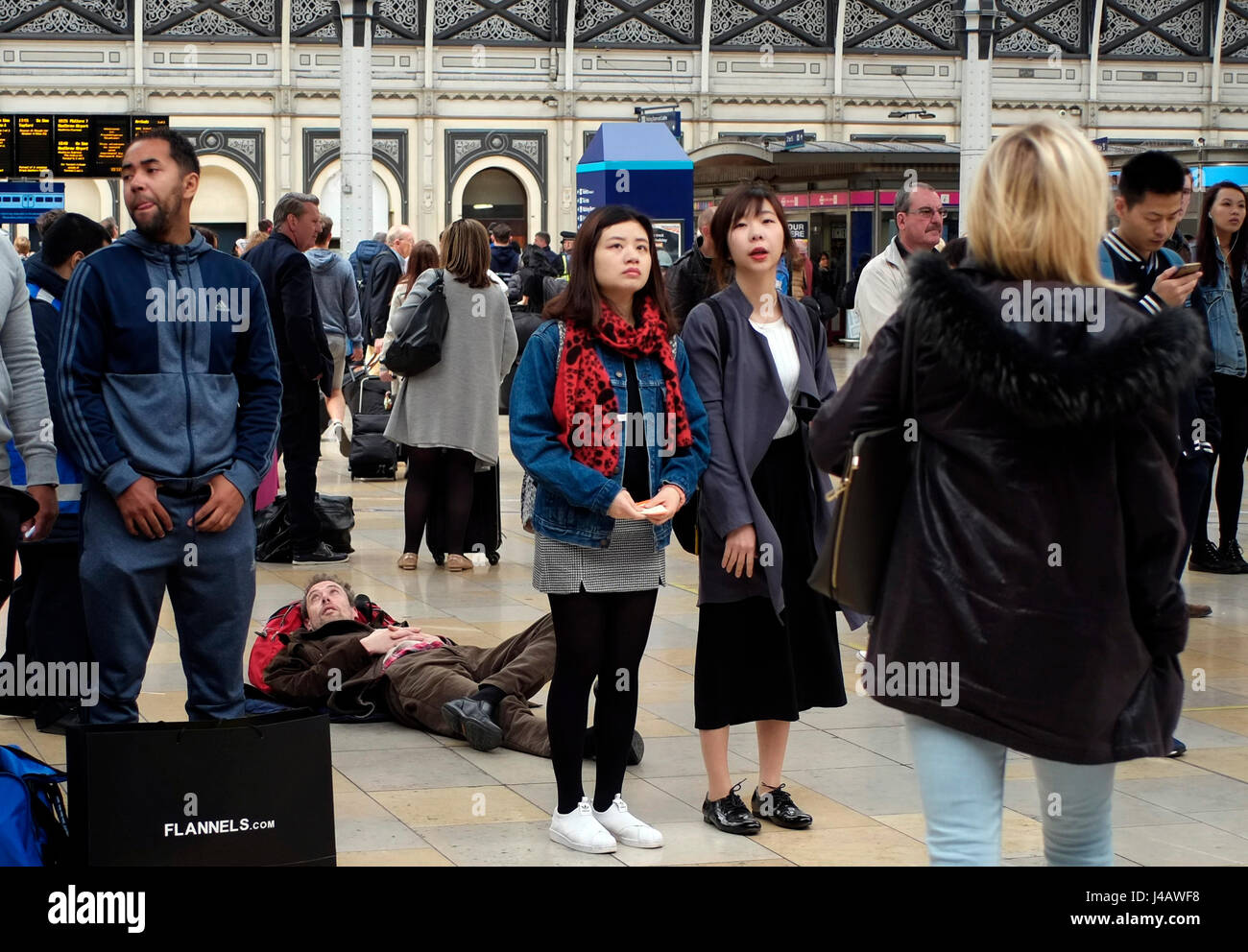 Un uomo giace a terra nel piazzale della stazione di Paddington, a Londra, in Gran Bretagna il 1 maggio 2017. © Giovanni Voos Foto Stock