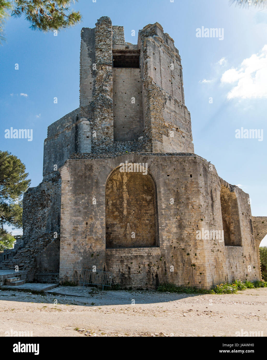 La Tour Magne è un 18m torre di avvistamento in pietra, parte del muro di cinta romano dall'epoca degli Agostiniani, con viste panoramiche. Foto Stock