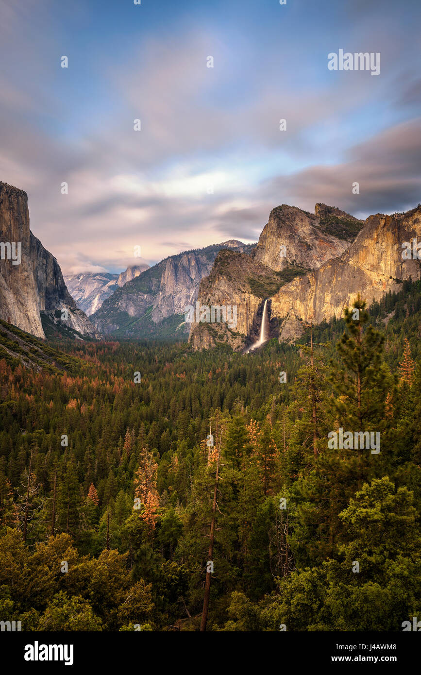 Valle di Yosemite Bridalveil e cadono al tramonto dalla vista di tunnel, California. Lunga esposizione. Foto Stock