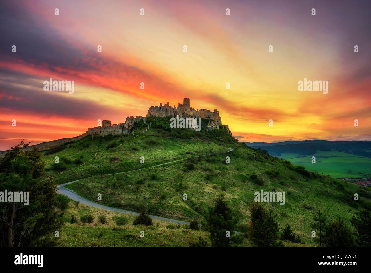 Tramonto spettacolare sulle rovine del castello di Spis, in Slovacchia. Castello di Spis, è un monumento nazionale ed uno dei più grandi castelli europei dalla zona. Foto Stock