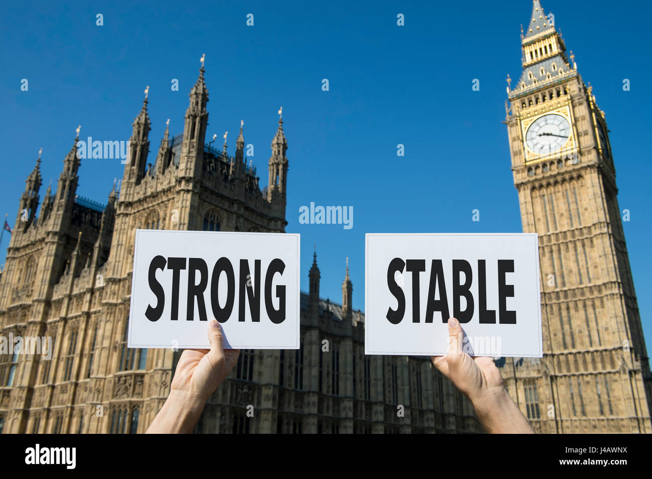 Mani che tengono i segni di protesta con il messaggio "forte, stabile' in riferimento al Regno Unito e il suo rapporto con l'Europa durante Brexit Foto Stock