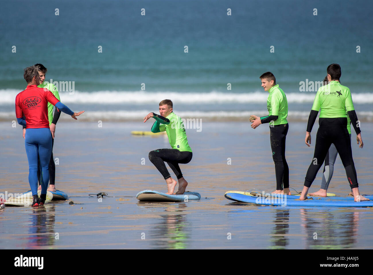 Una scuola di surf istruttore insegnamento novizi Newquay Cornwall Surf Surfer ai partecipanti imparare Coaching Didattica istruire Foto Stock
