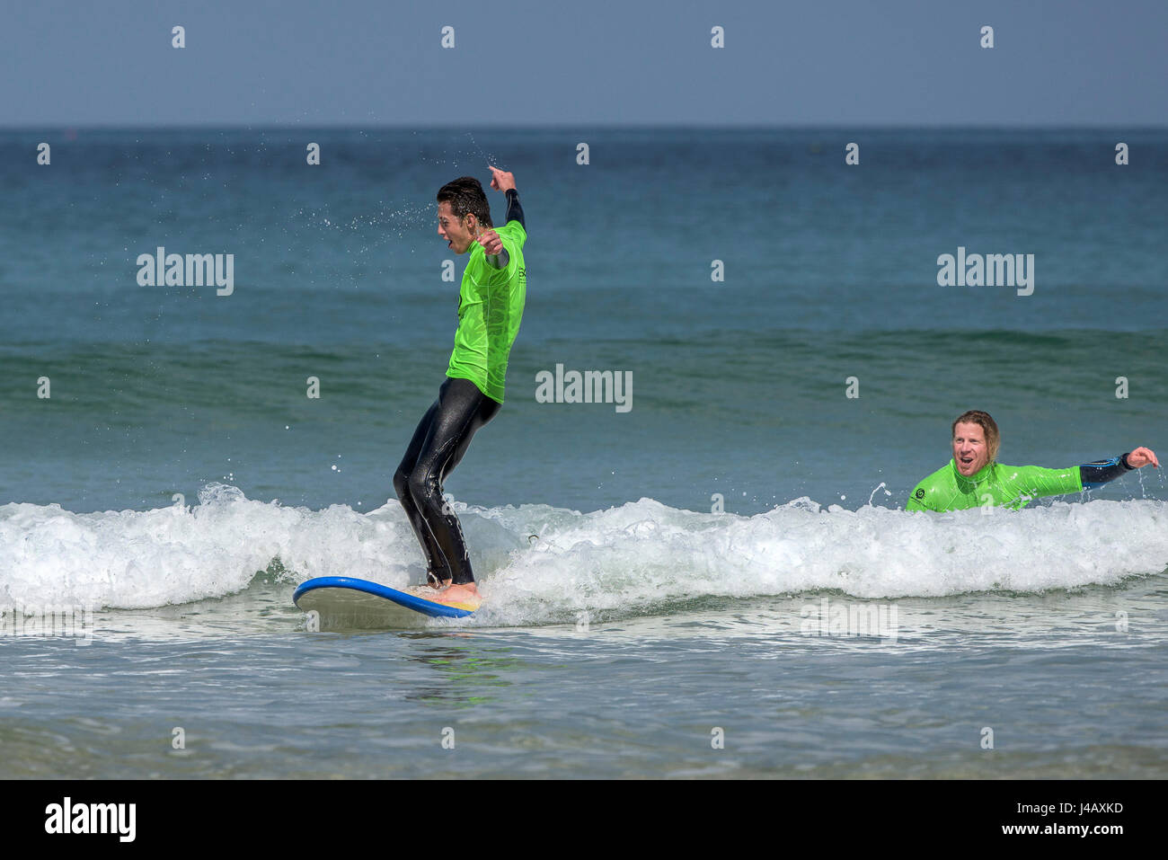 Una scuola di surf novizio del surf per la prima volta Fistral Beach Newquay Cornwall Surf Surfer di apprendimento dello studente Mare Turismo Foto Stock