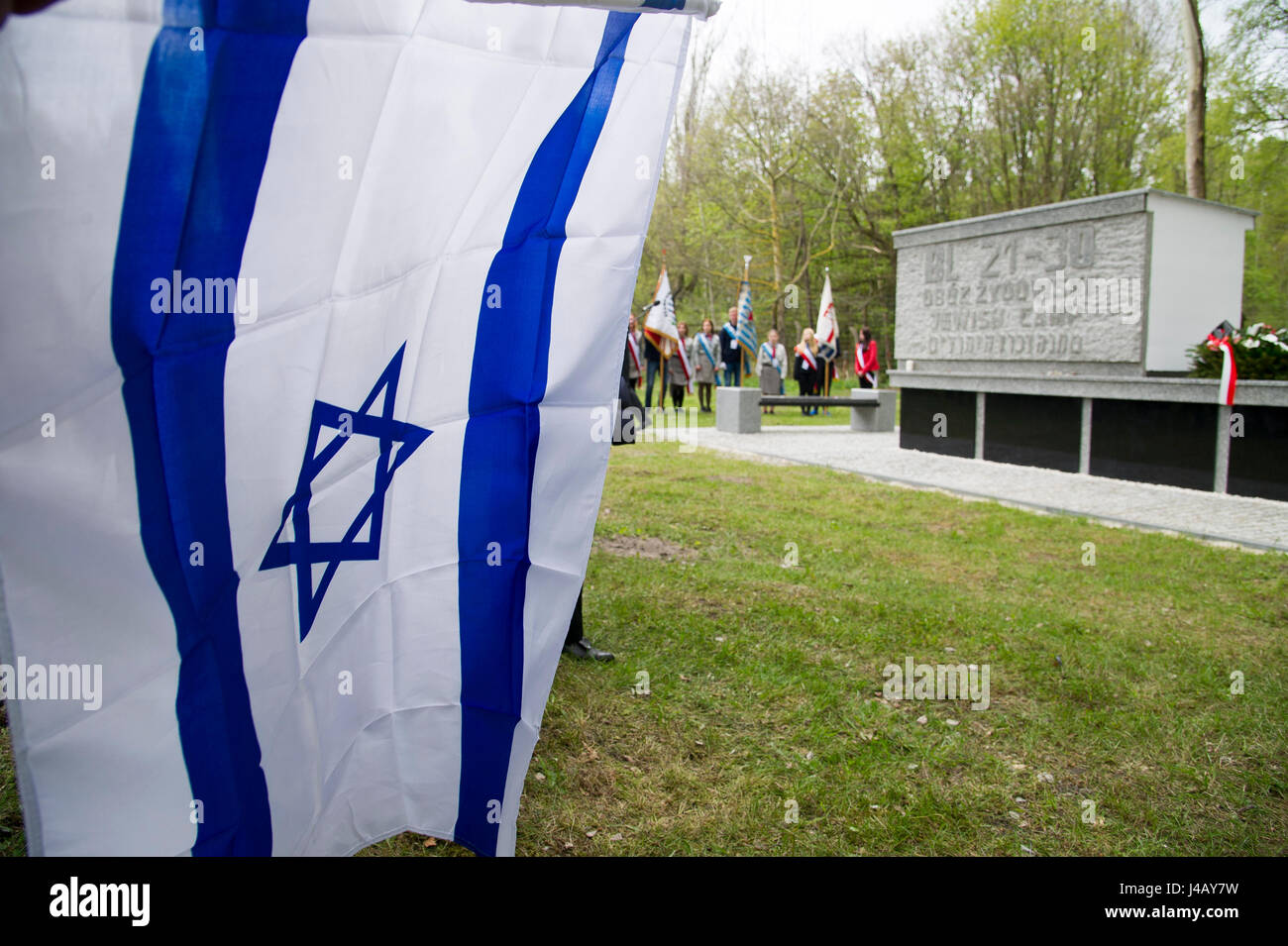 Persone con bandiera Israeliana in ex camp ebraica in Germania Nazista di concentramento KL Stutthof nel 72 anniversario della liberazione del campo di concentramento Foto Stock