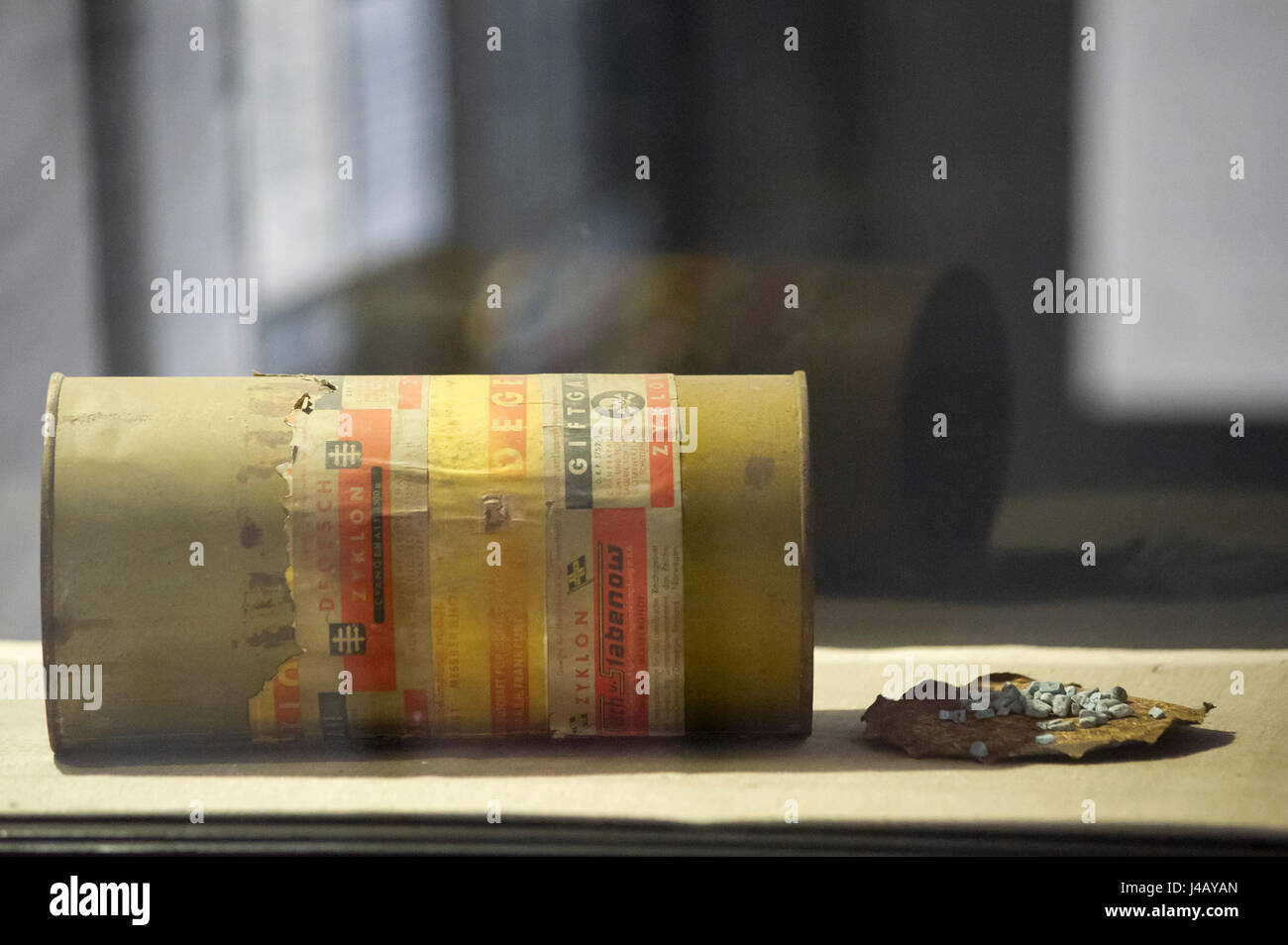 Un può di Zyklon B gas usato per uccidere il popolo ebraico in camere a gas nella Germania nazista campi di sterminio hanno mostrato il percorso espositivo del Museo di Stutthof in Foto Stock