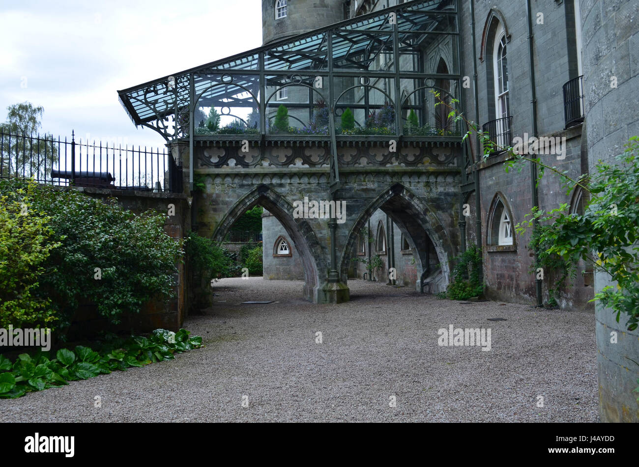 Fossato con un ponte su di esso a Inveraray Castle. Foto Stock