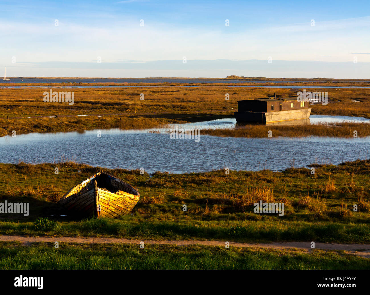 La linea di costa e salmastre a Burnham Deepdale sulla Costa North Norfolk in Inghilterra, Regno Unito Foto Stock