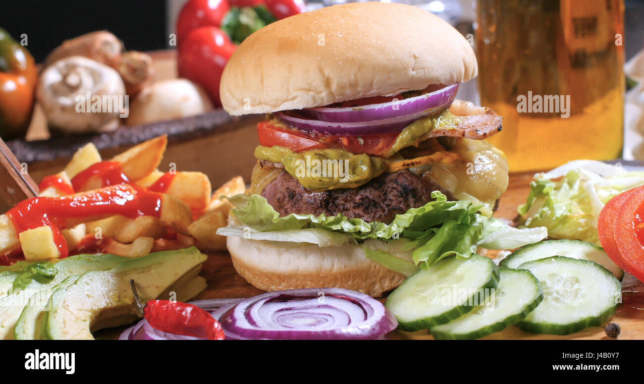 Vista di una deliziosa cheeseburger con bacon e guacamole Foto Stock