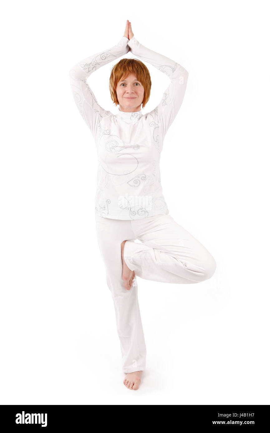 Studio shot su uno sfondo bianco di una sana e attraente giovane donna a praticare yoga esercizio. Foto Stock