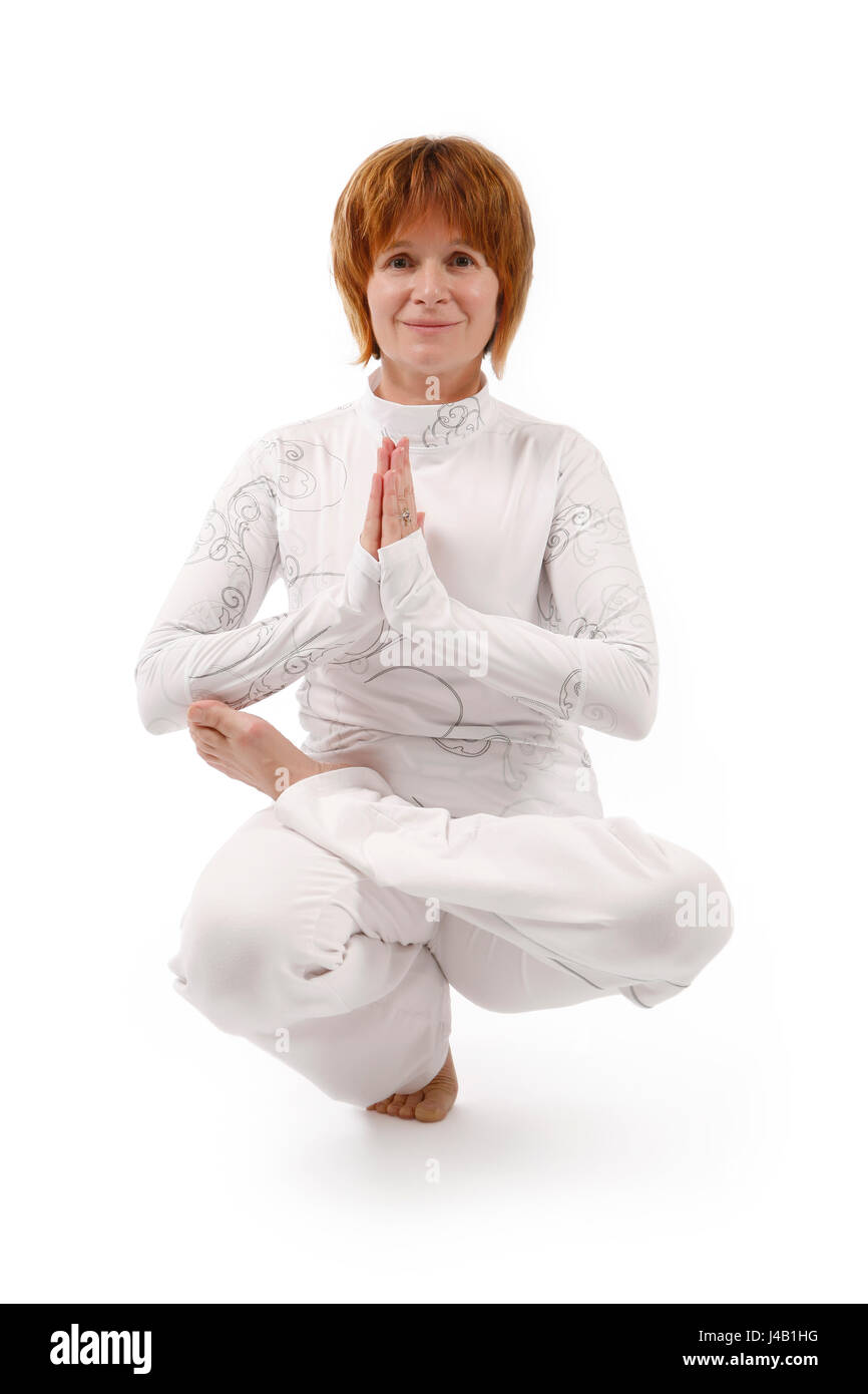 Studio shot su uno sfondo bianco di una sana e attraente giovane donna a praticare yoga esercizio. Foto Stock