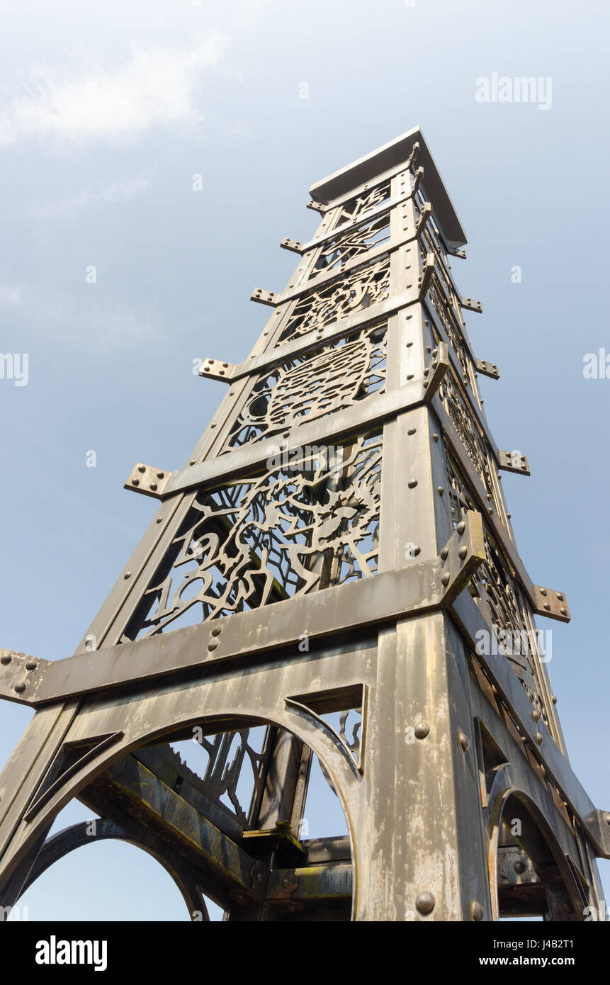 Il Cradley metallo colonna opera d'arte in Cradley Heath High Street che celebra il Black Country di città del patrimonio industriale Foto Stock