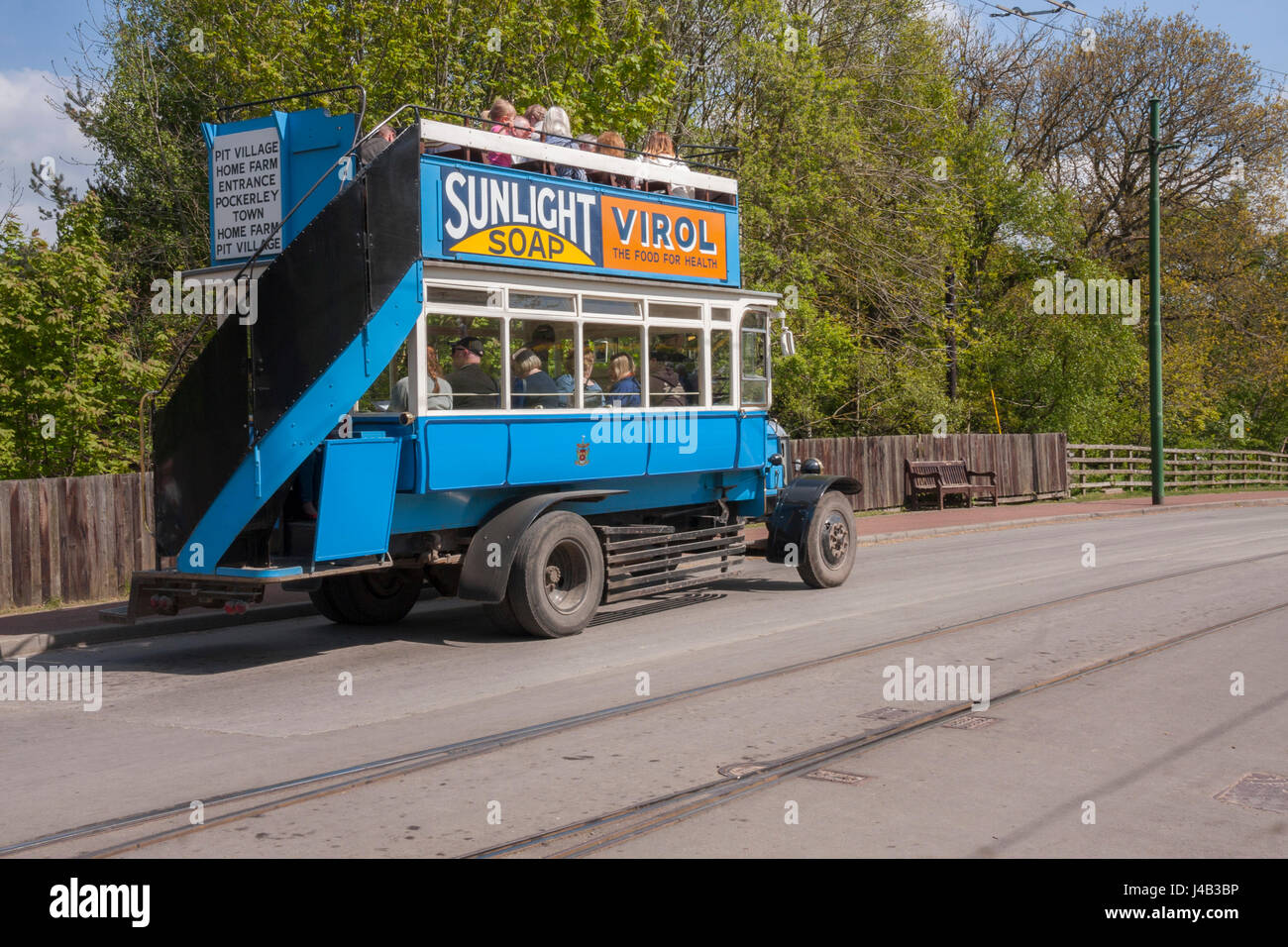 Un vecchio autobus blu che trasportano passeggeri in tutto il museo Beamish,l'Inghilterra,UK Foto Stock
