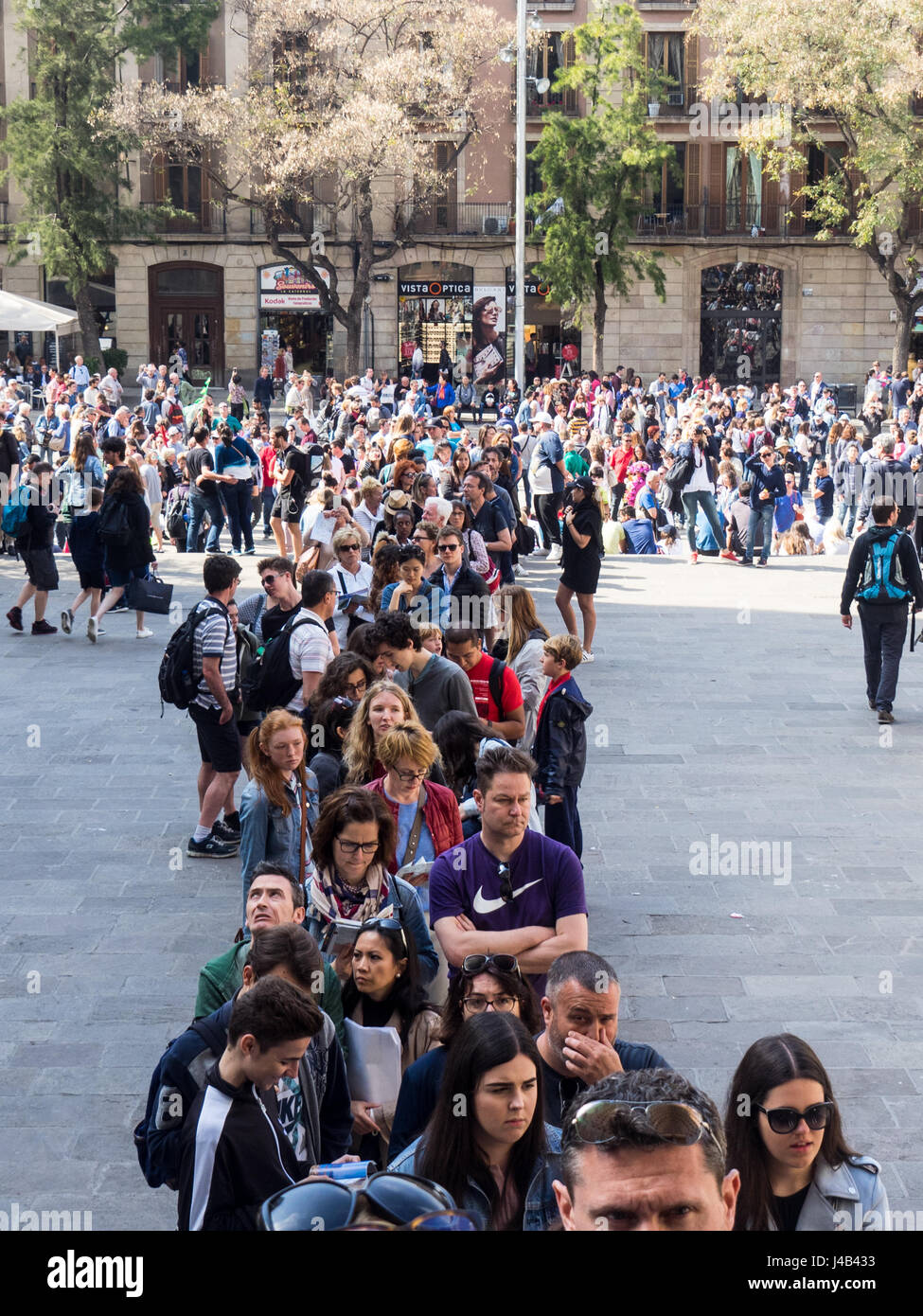 Lunga coda di turisti in attesa di accedere alla cattedrale di Barcellona. Foto Stock