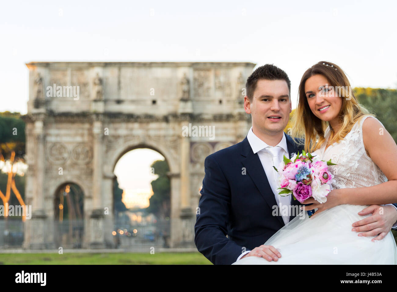 Sposa e lo sposo wedding pose, Arco di Costantino in background, Roma,  Italia Foto stock - Alamy