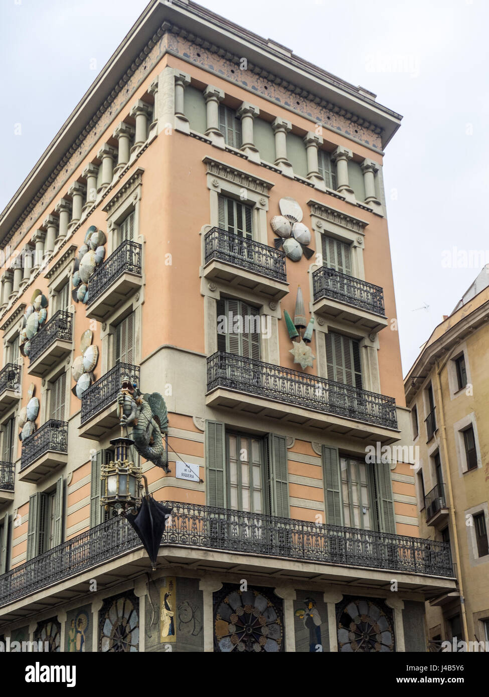 Casa Bruno Cuadros, uno splendido edificio che era una volta un ombrello shop nel 1880, che si trova sulla Rambla, Barcelona, Spagna. Foto Stock
