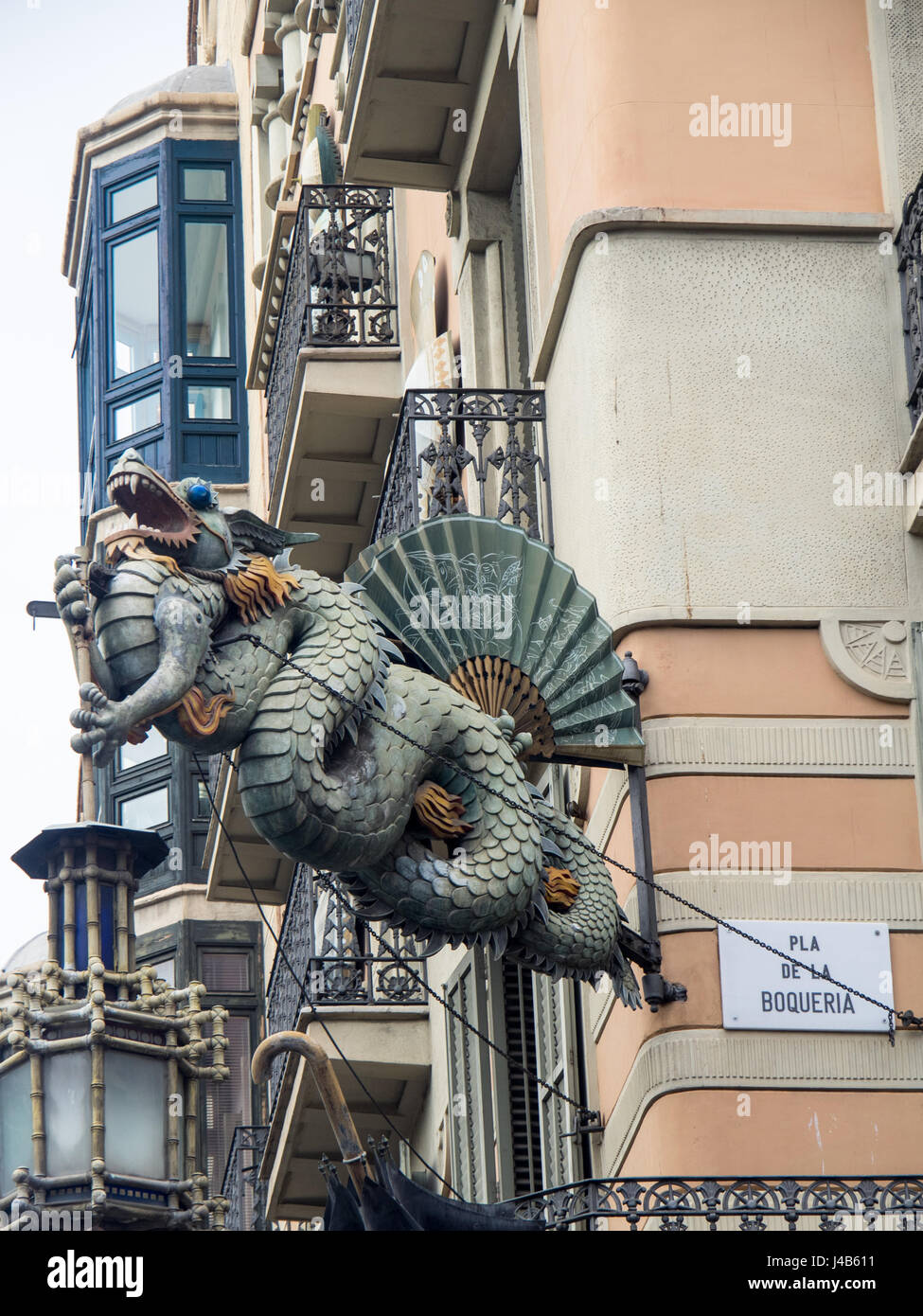 Ornato dragone cinese su un angolo della Casa Bruno Cuadros, un edificio che era una volta un ombrello shop nel 1880, che si trova sulla Rambla di Barcellona. Foto Stock