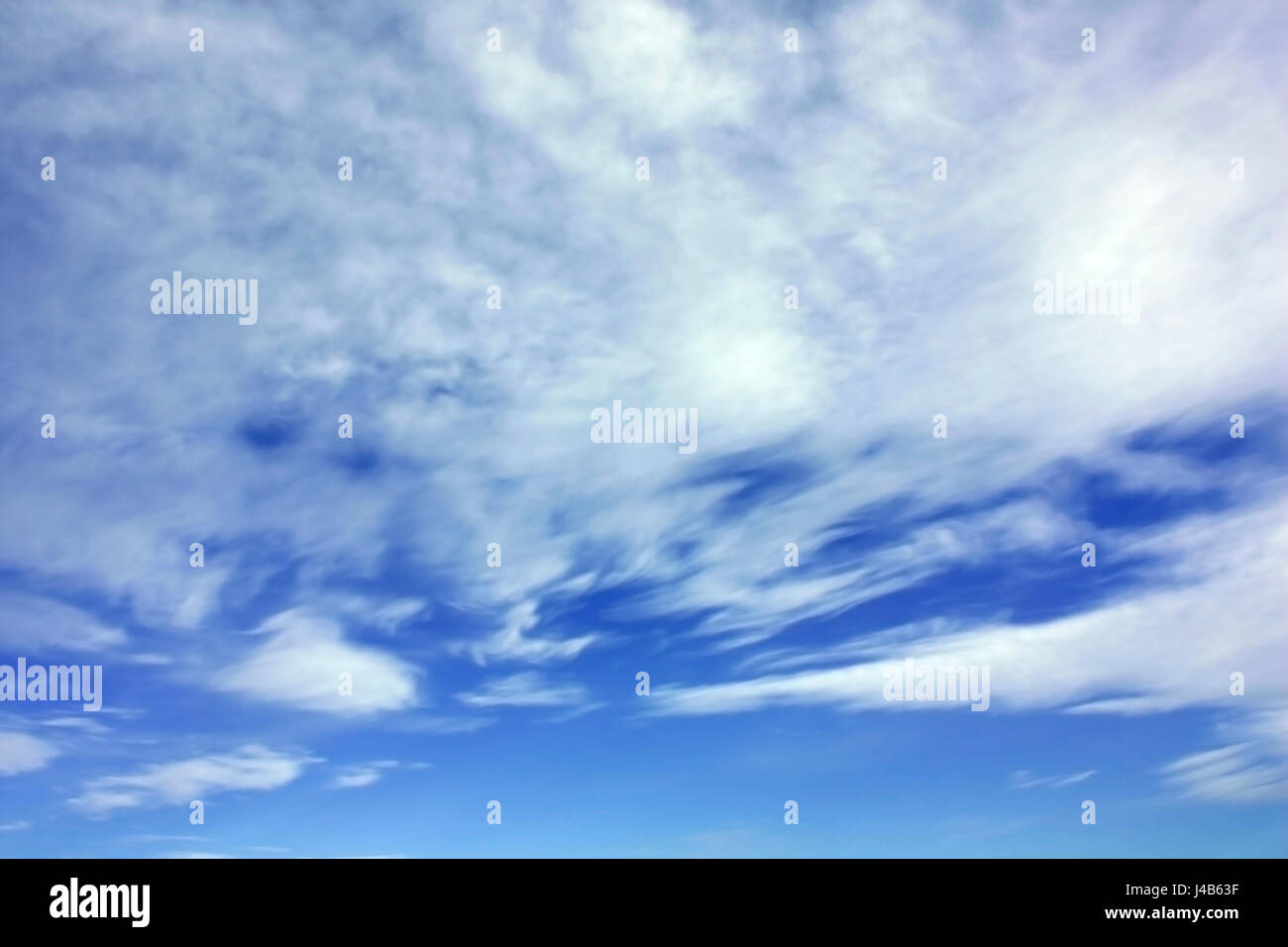 Il bianco delle nuvole sopra il cielo blu Foto Stock