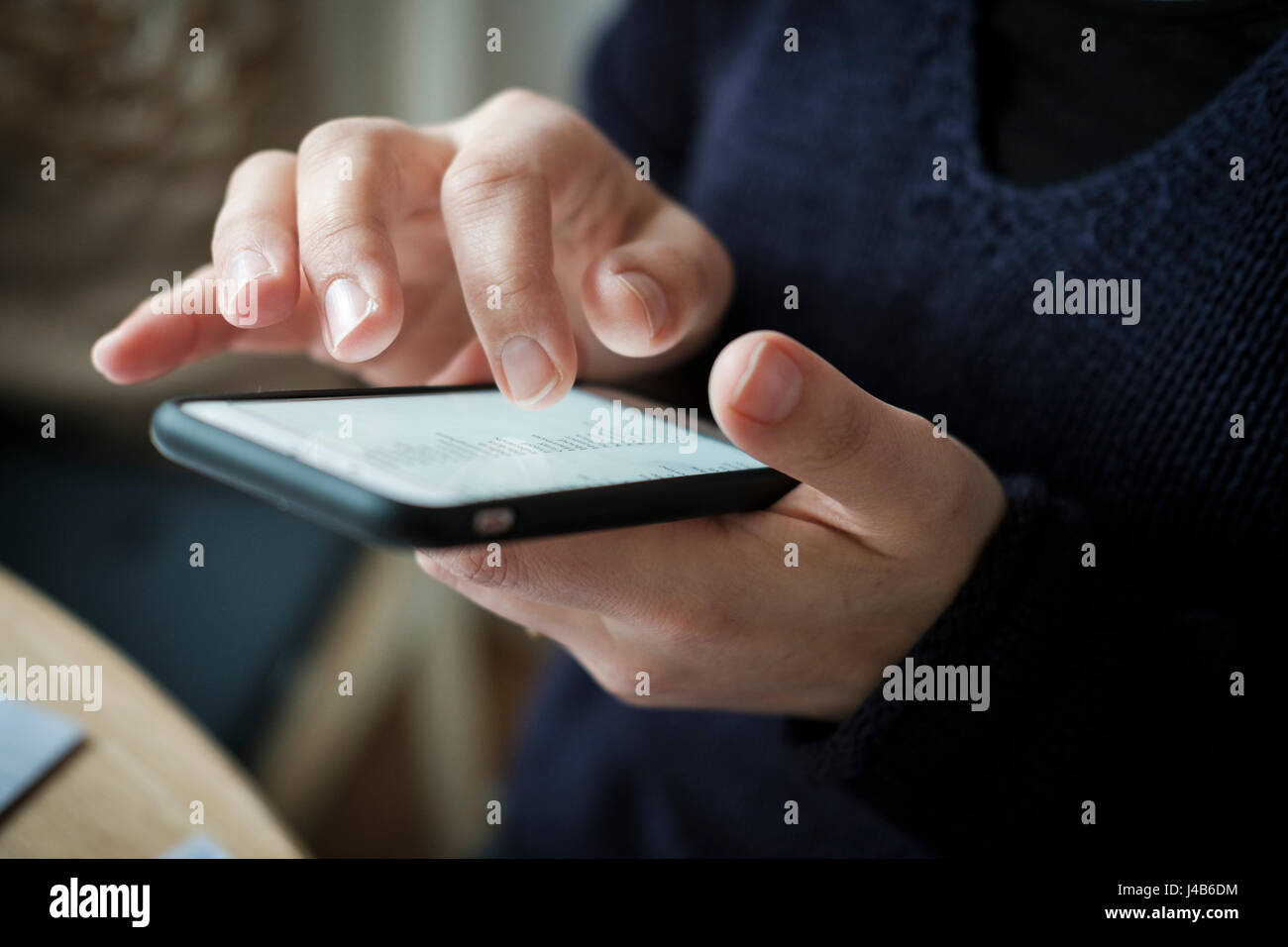 Close-up di donna usando il touch screen del telefono mobile Foto Stock